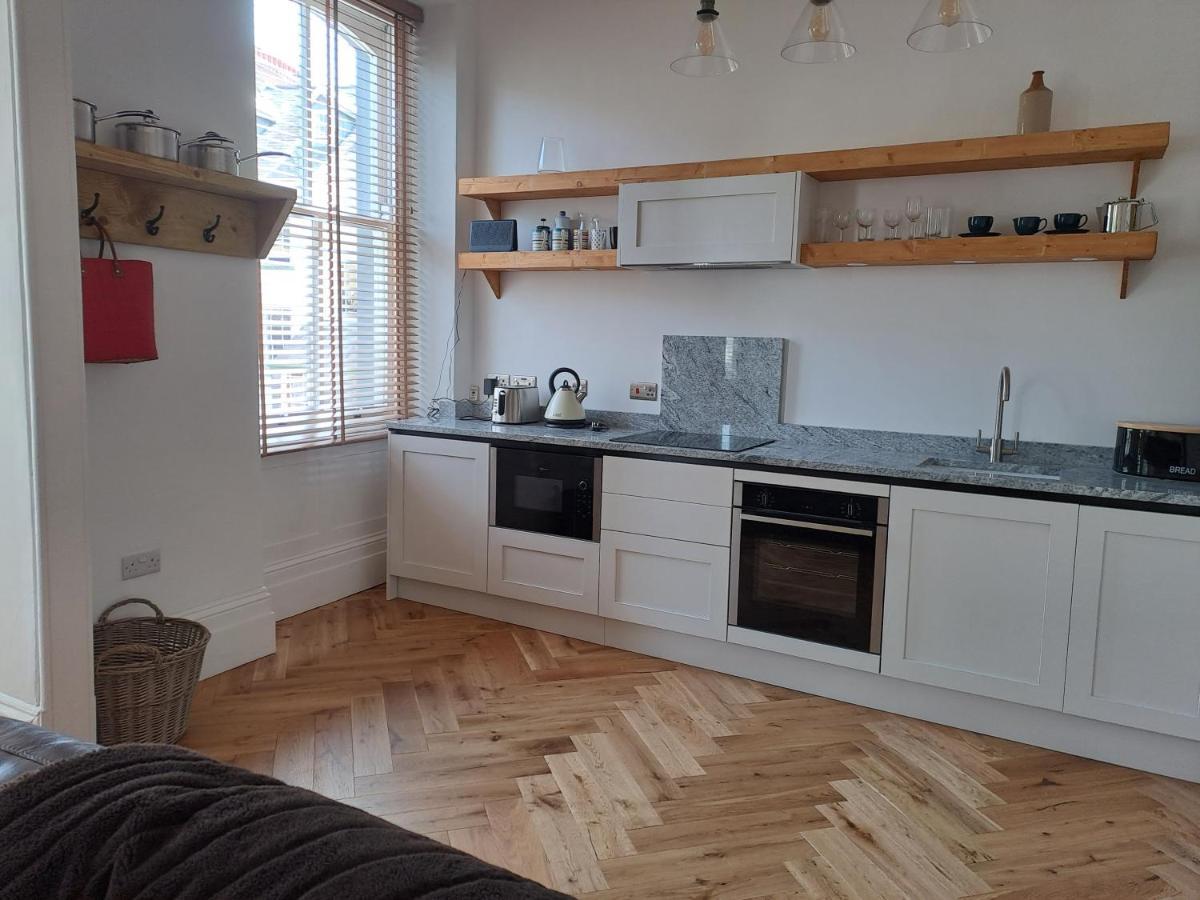 Spinnaker - Self Catering Apartment, Тенбі Екстер'єр фото